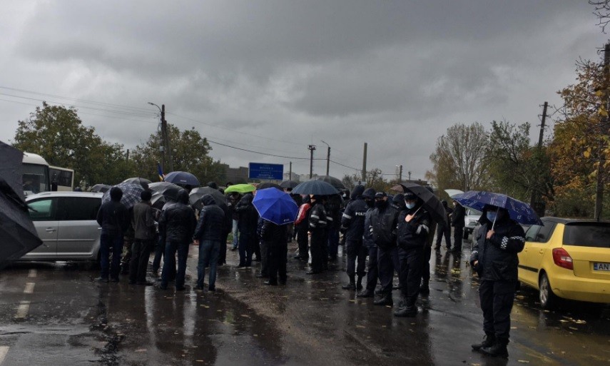 Momente TENSIONATE la Varnița. Mai mulți oameni au BLOCAT trecerea transportului dinspre Bender